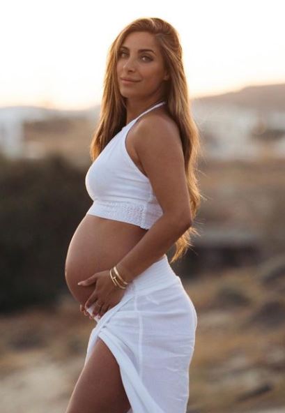 Sara Botello flaunting her baby bump